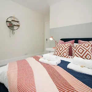 Apartment House By Mgroupsa, Cheltenham