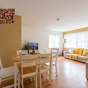 https://modern-3-bedroom-apt-near-city-centre-parking.belfasthotelsireland.com